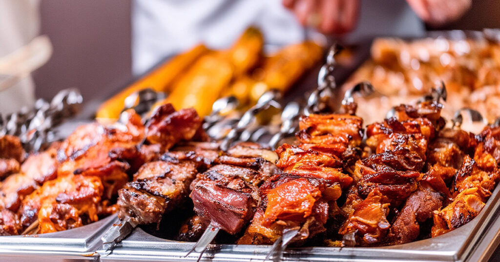 Gegrillte Fleischspieße auf einem Buffet für ein Catering-Event in Gießen